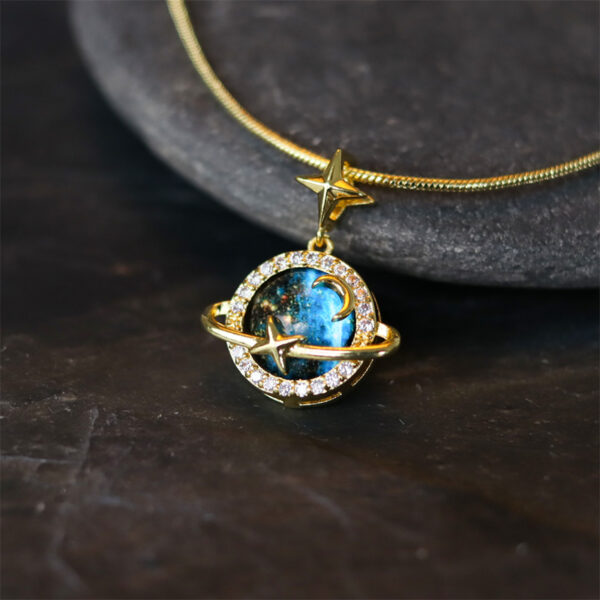 Collar Saturno Dorado Rodinado