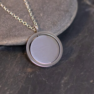 Dije Giratorio Plateado